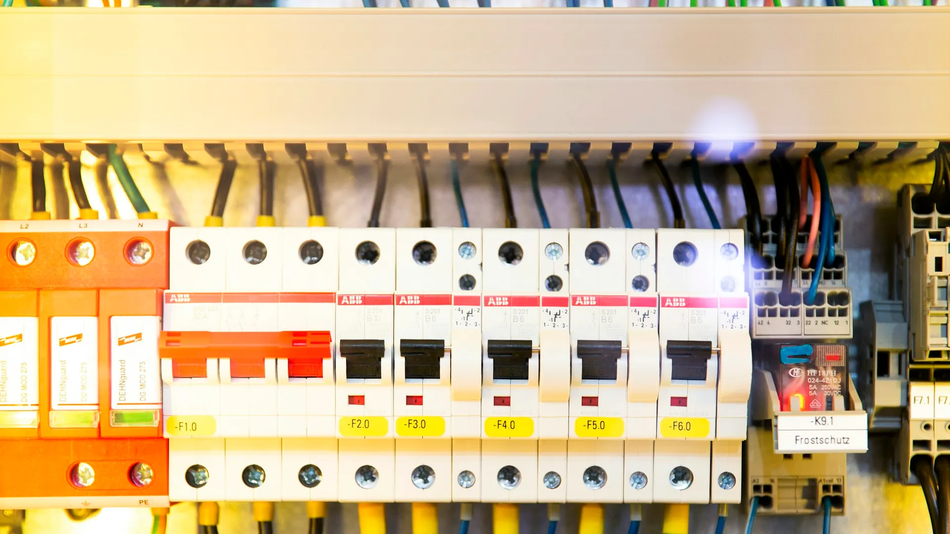 Groepenkast met zekeringen en bedrading tijdens een controle van de elektra