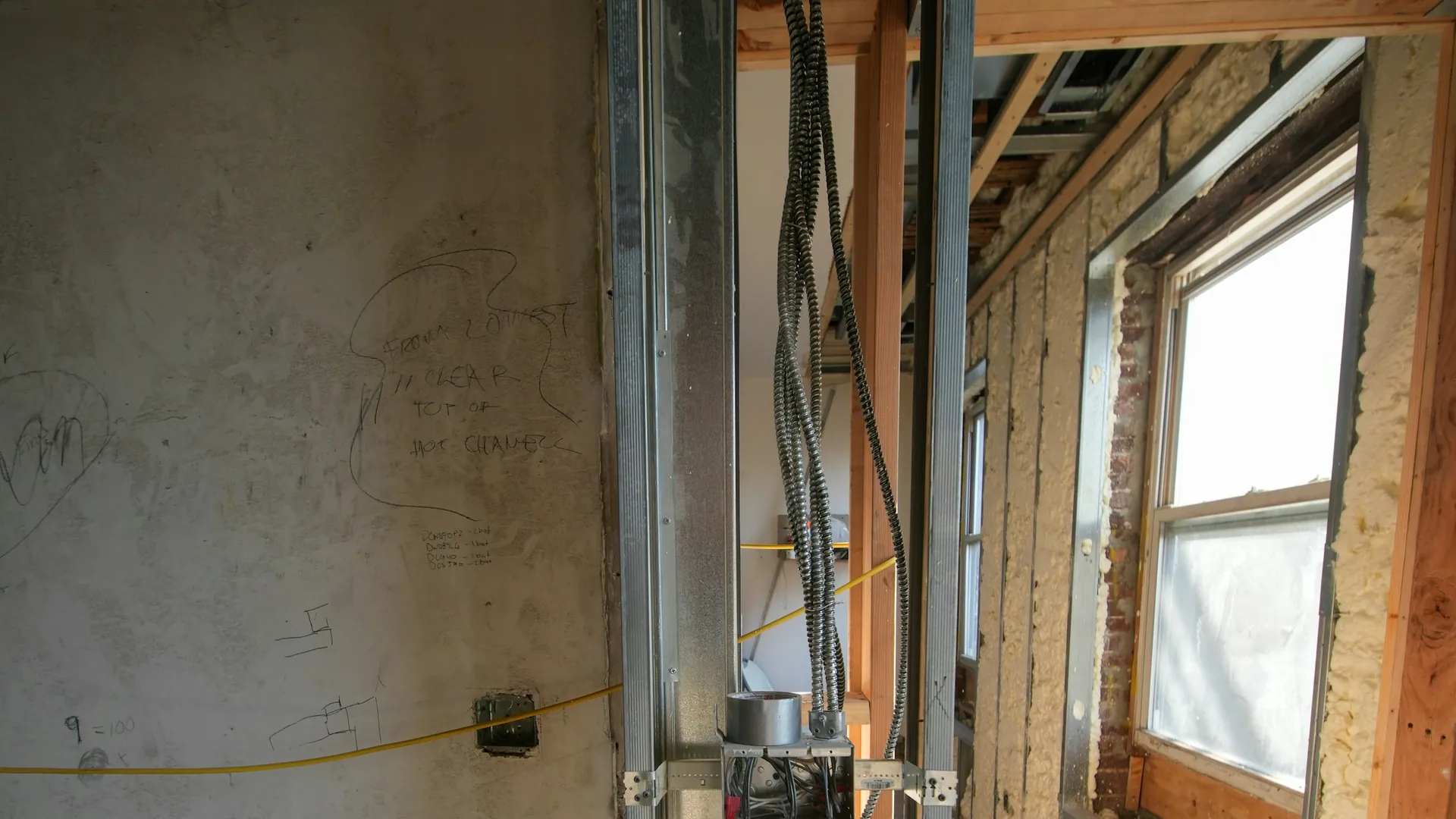 Woning in renovatie met nieuwe leidingen en bekabeling in de open wanden