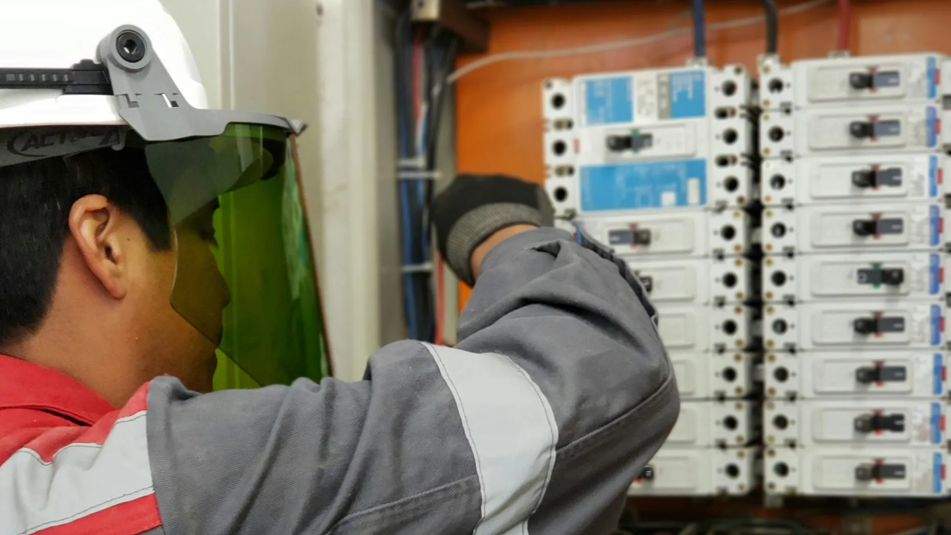 Elektricien van Energievakman werkt aan een groepenkast met rijen automaten