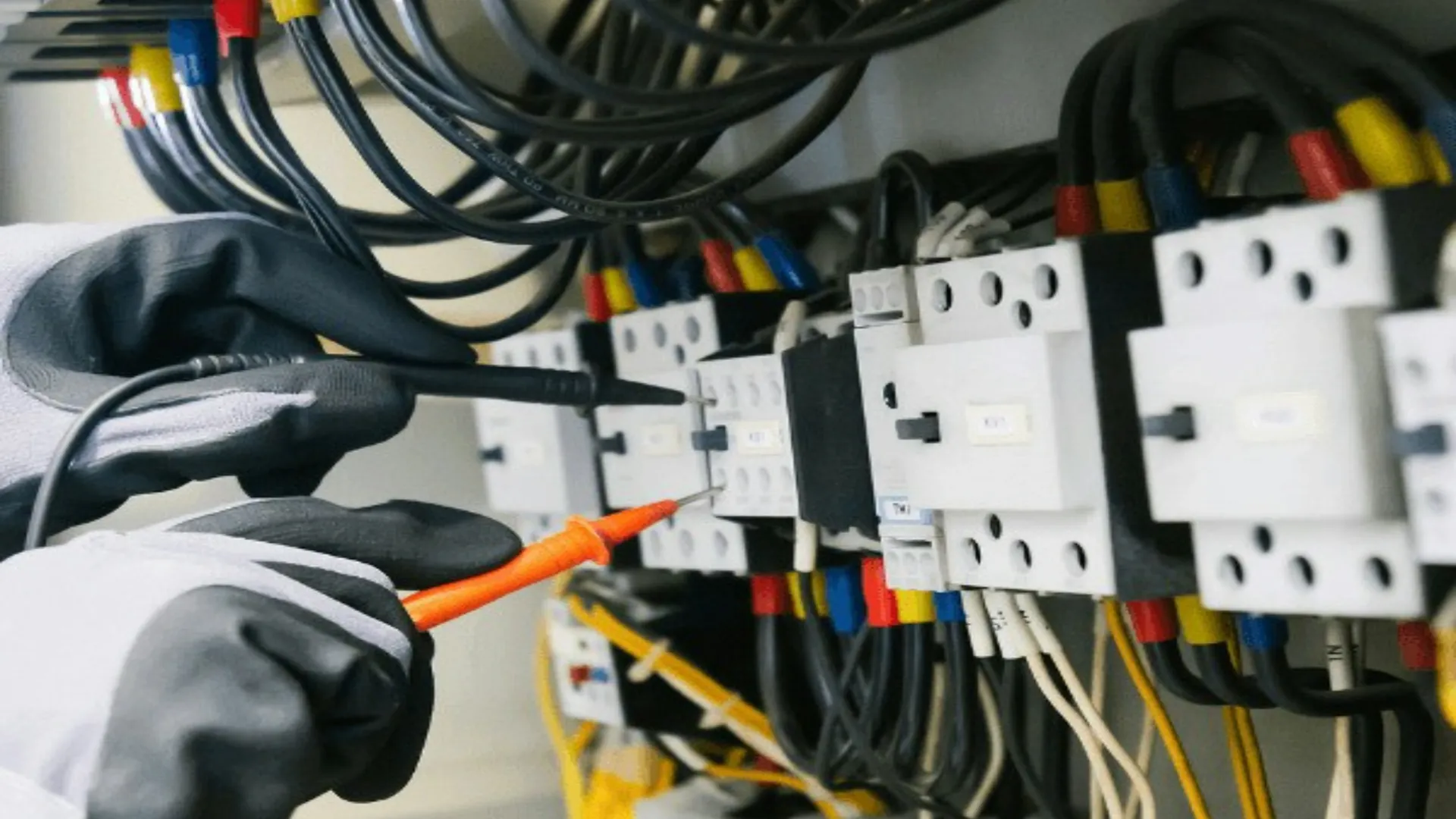 Ervaren elektricien meet een groep door in een moderne groepenkast