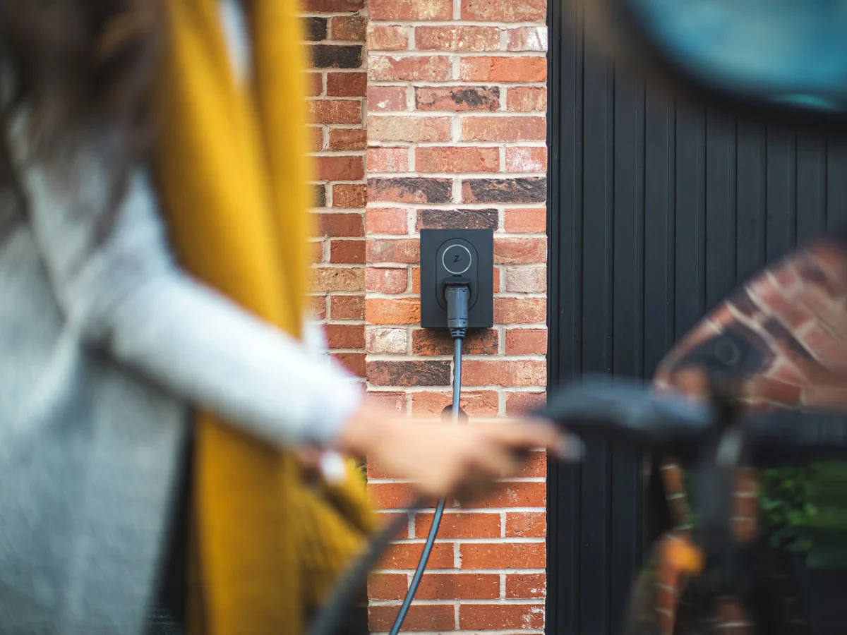 Elektricien sluit een laadpaal aan bij een woning in de regio Breda