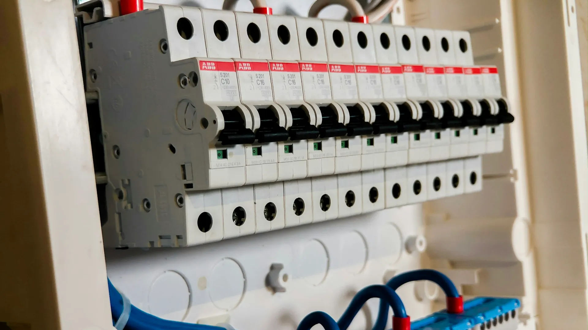Nieuwe groepenkast met aardlekschakelaars en gelabelde groepen, geplaatst door Energievakman